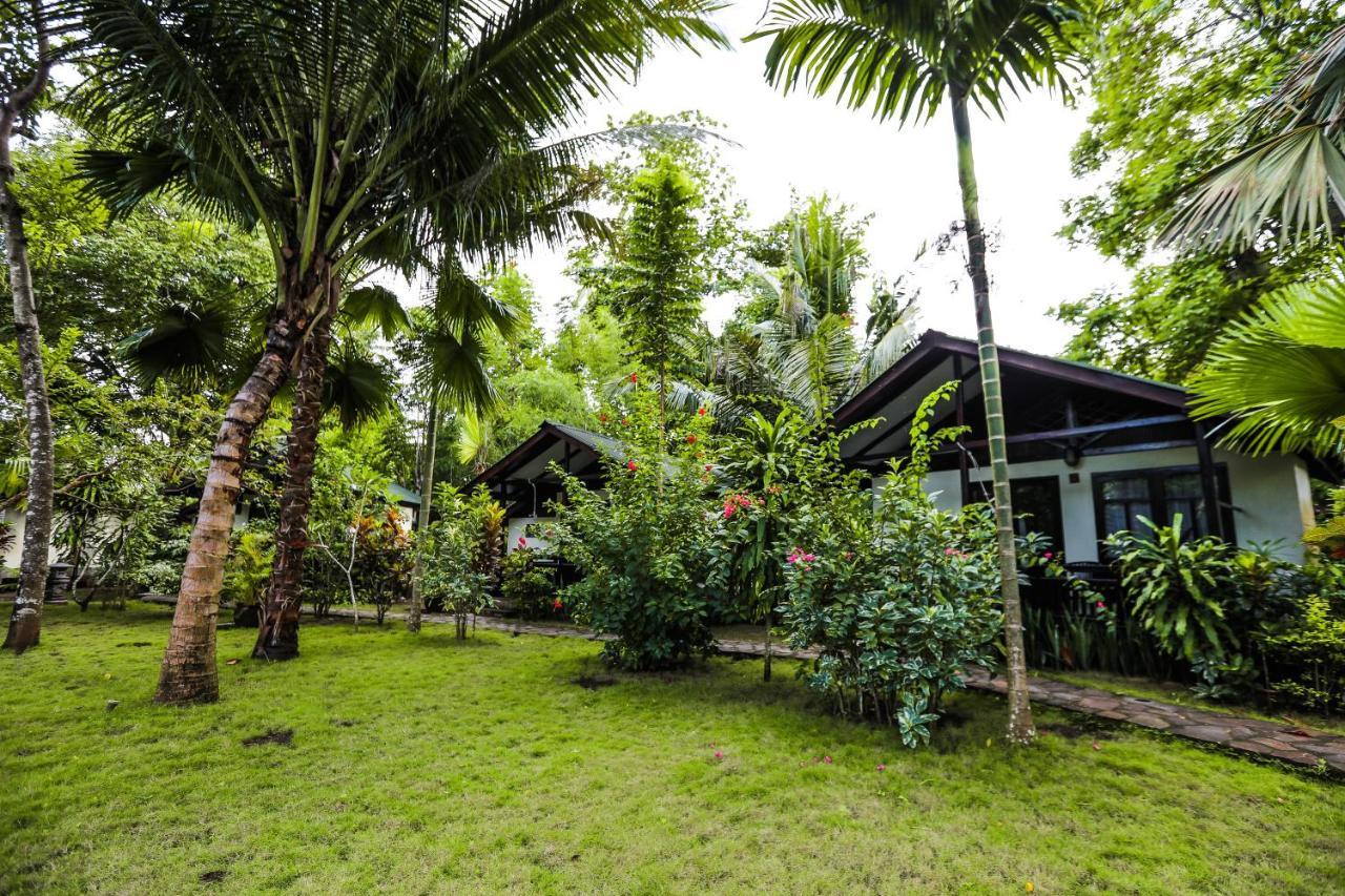 The Village Bunaken Exteriör bild